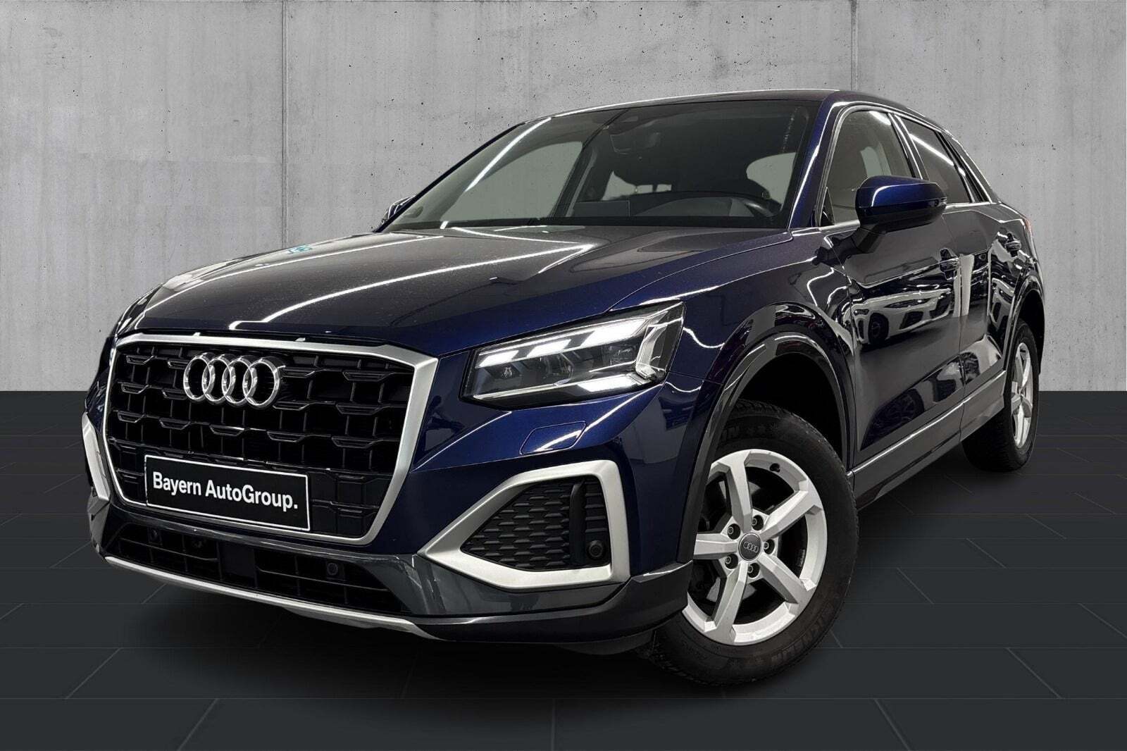 Blå Audi Q2 fra 2021 set udefra