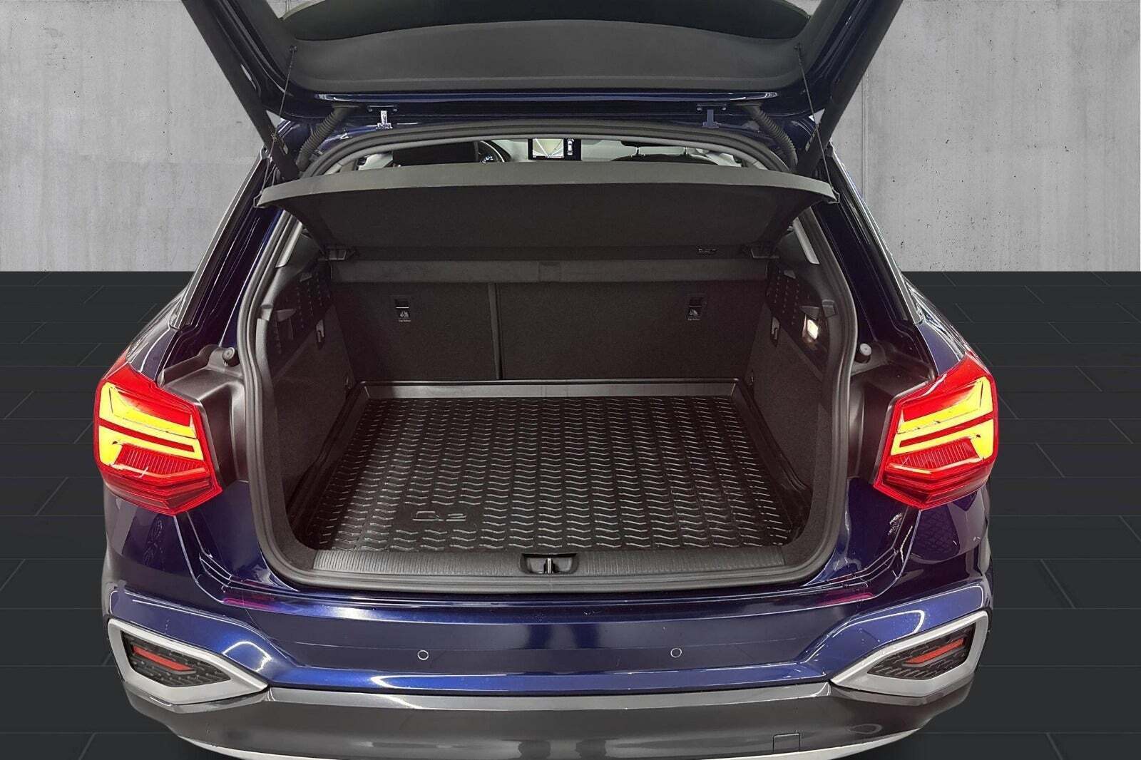 Blå Audi Q2 fra 2021