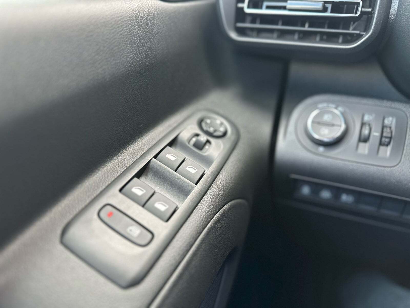 Grå Opel Combo-e Life fra 2023 set indefra