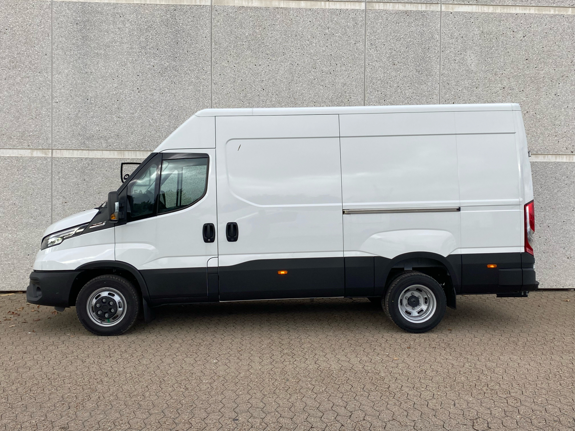 Iveco Daily 3,0 35C18 12m3 D Hi-Matic 180HK Van 8g Aut.