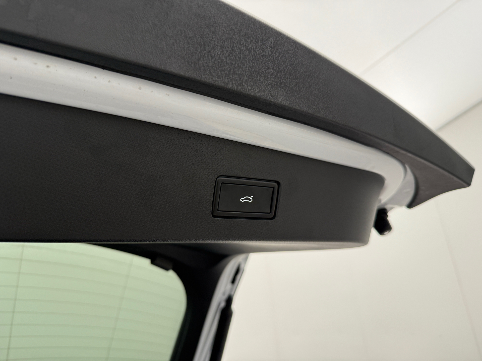 Hvid Cupra Tavascan fra 2025