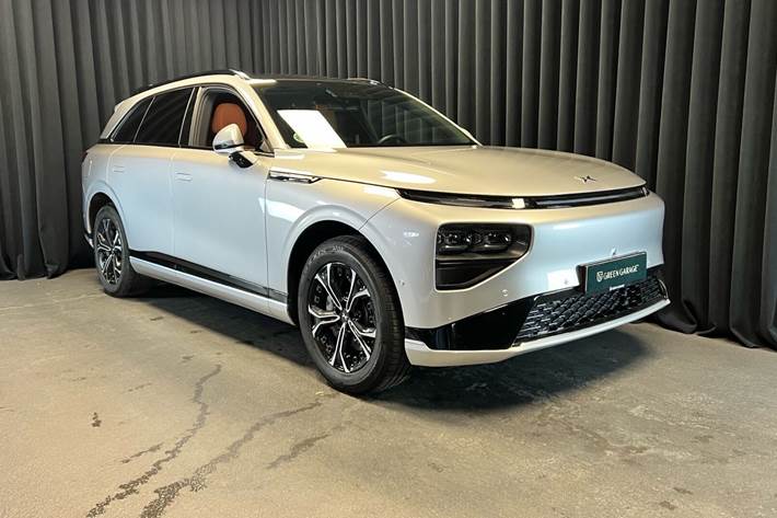 Grå Xpeng G9 fra 2025 set udefra