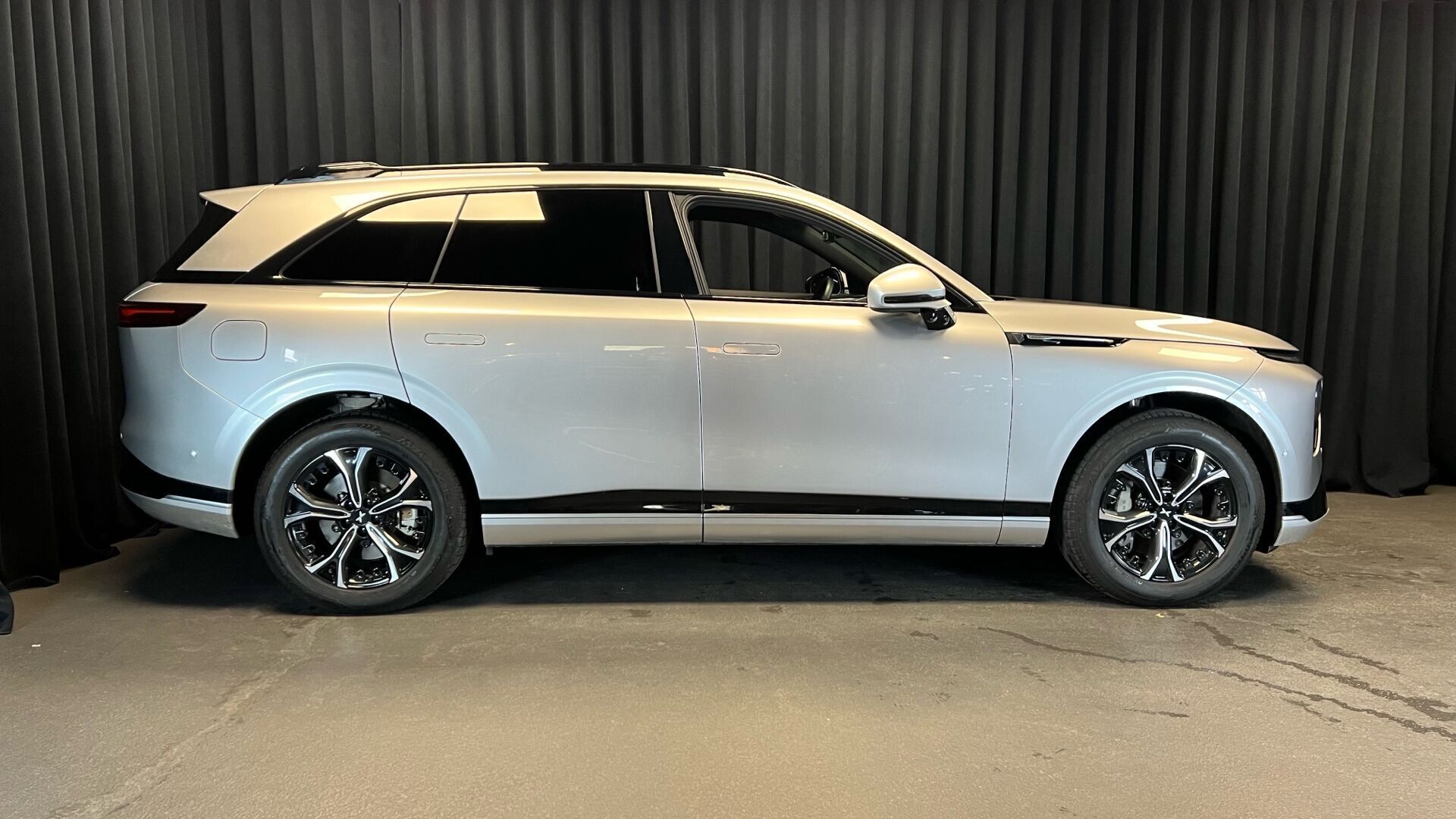 Grå Xpeng G9 fra 2025