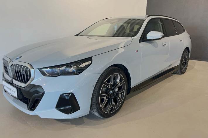 Grå BMW i5 fra 2025 set udefra