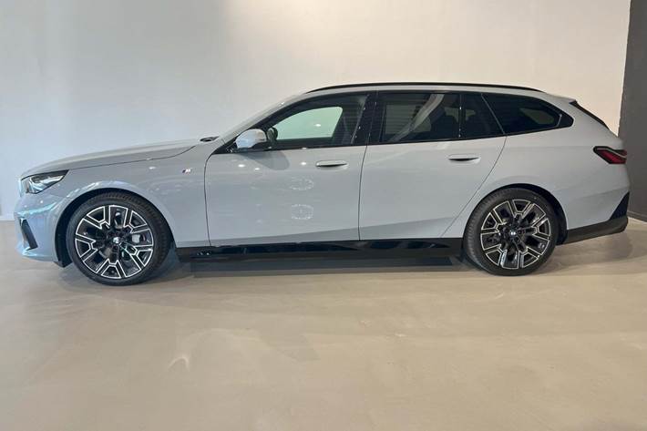 Grå BMW i5 fra 2025