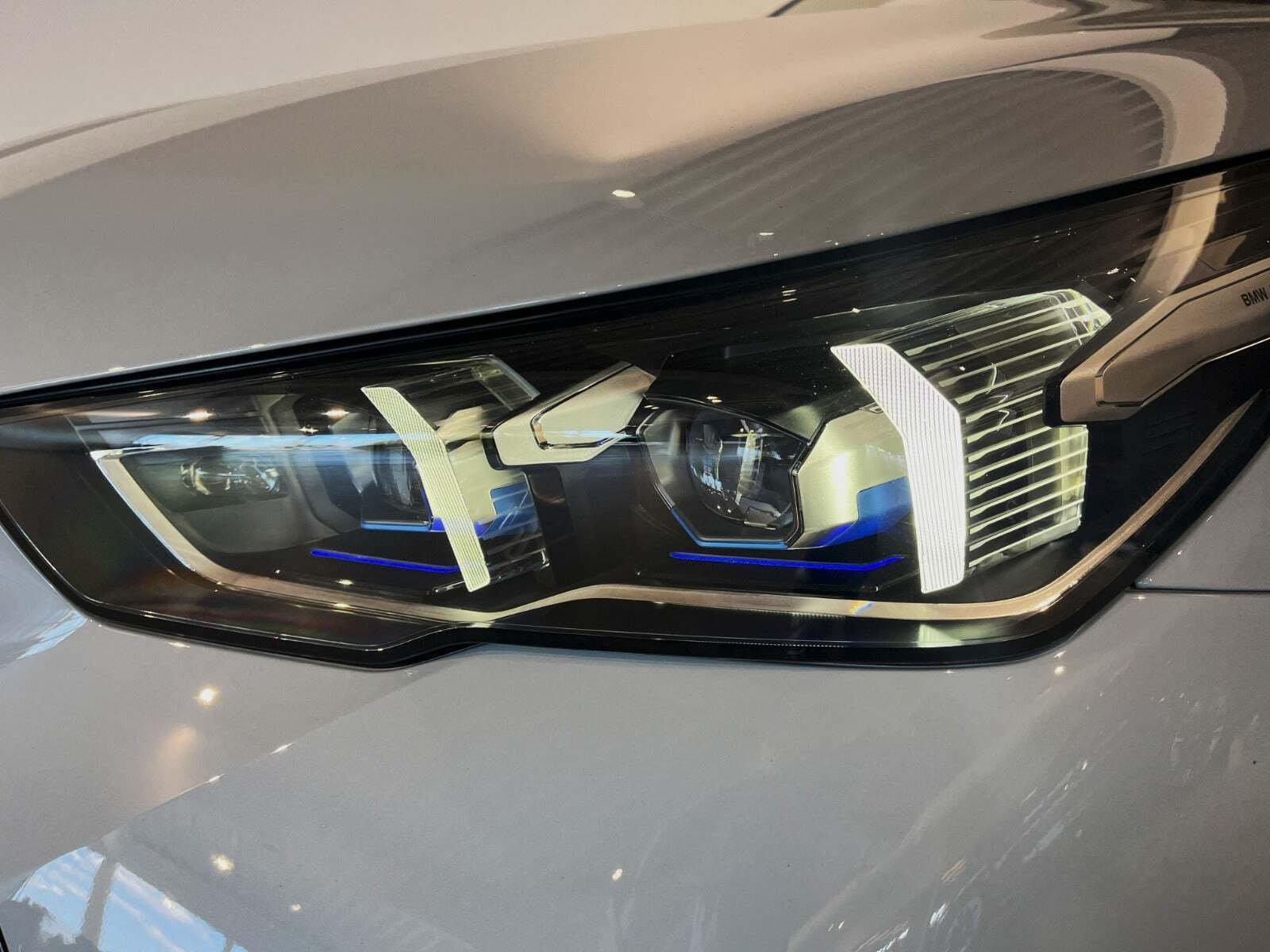 Grå BMW i5 fra 2025