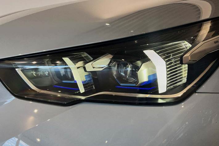 Grå BMW i5 fra 2025