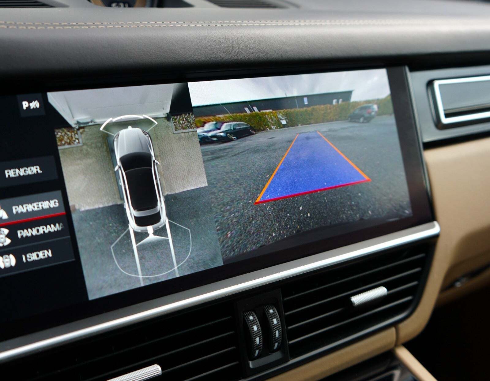 Sort Porsche Cayenne fra 2019 set indefra