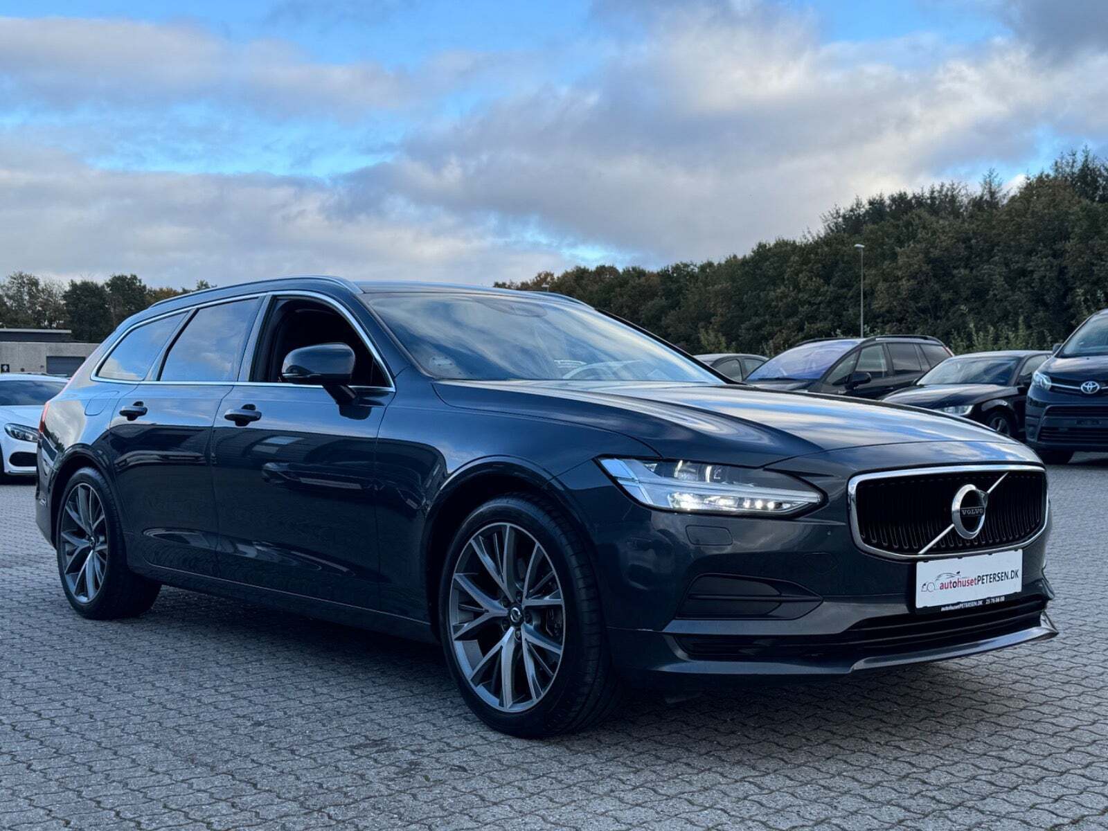 Grå Volvo V90 fra 2017 set udefra