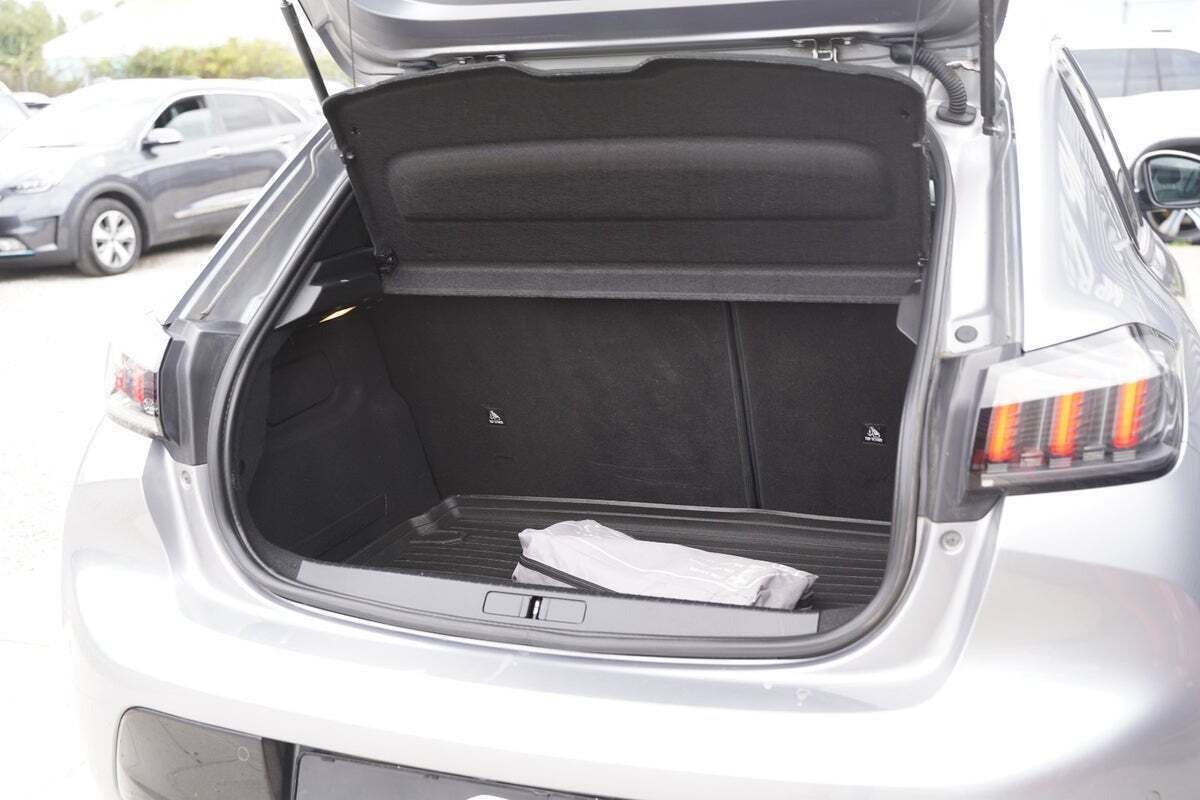 Grå Peugeot 208 fra 2020