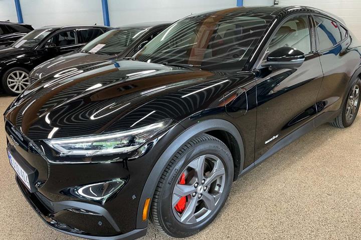 Sort Ford Mustang Mach-E fra 2022 set udefra