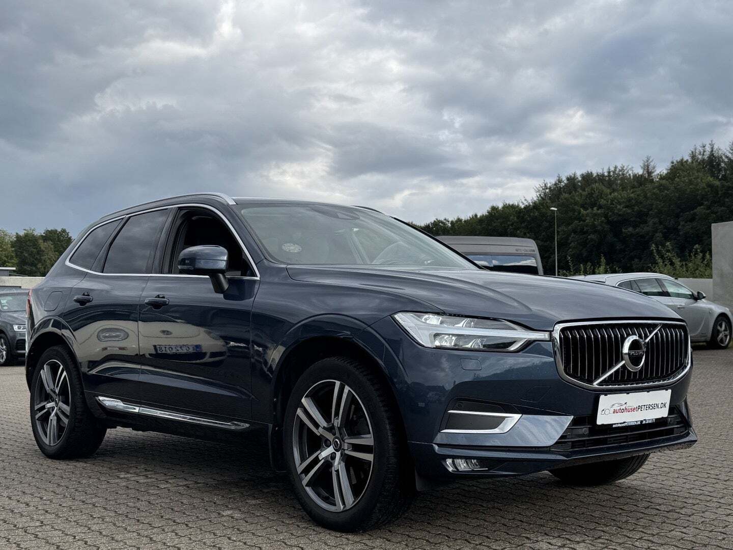 Blå Volvo XC60 fra 2019 set udefra