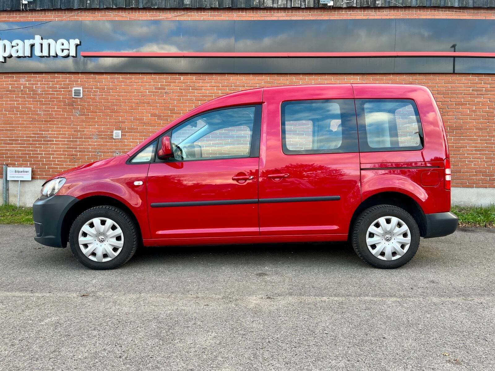 Rød VW Caddy fra 2011