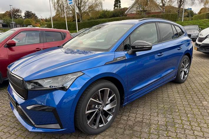 Blå Skoda Enyaq fra 2024 set udefra