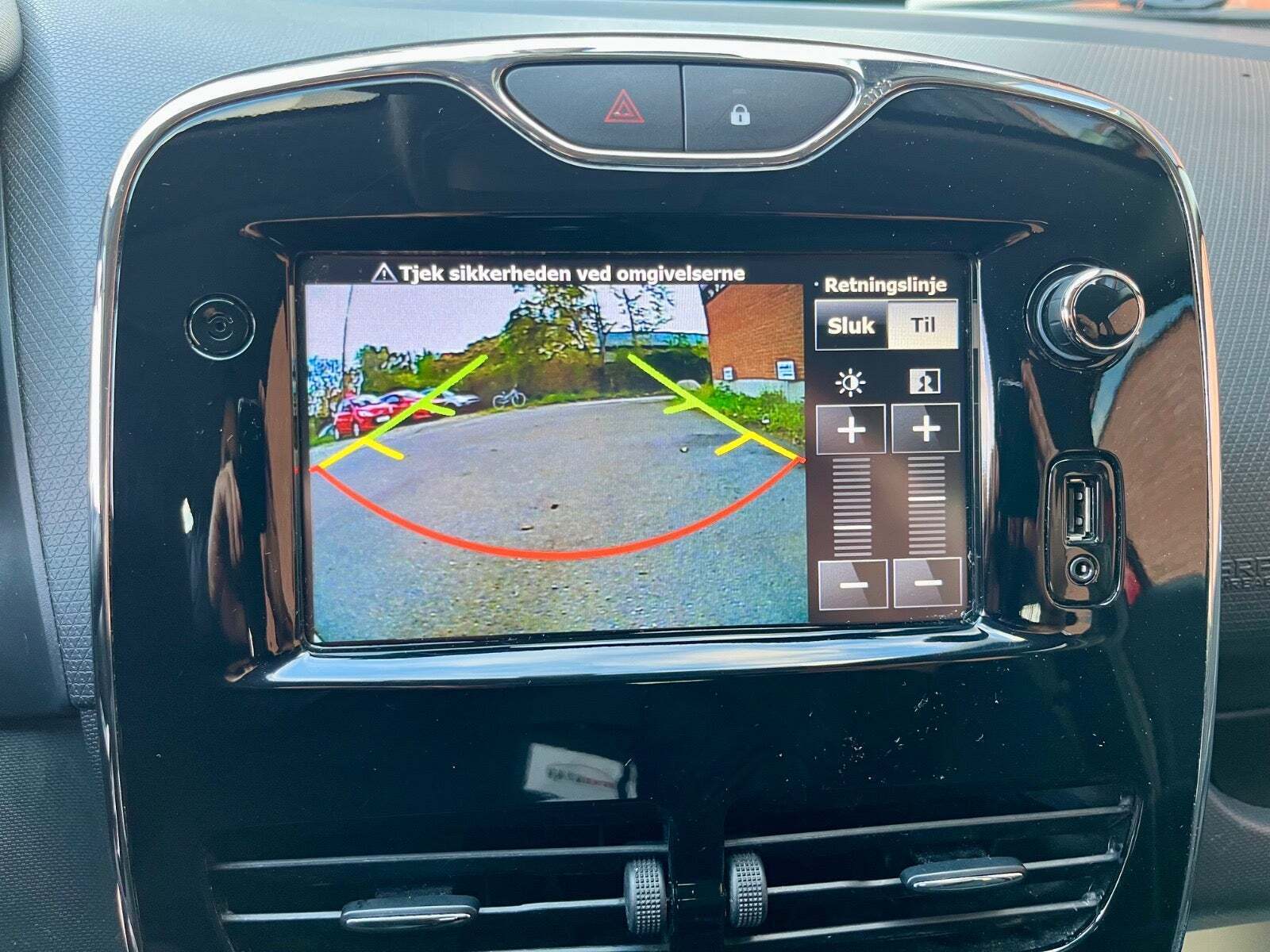 Rød Renault Clio IV fra 2013