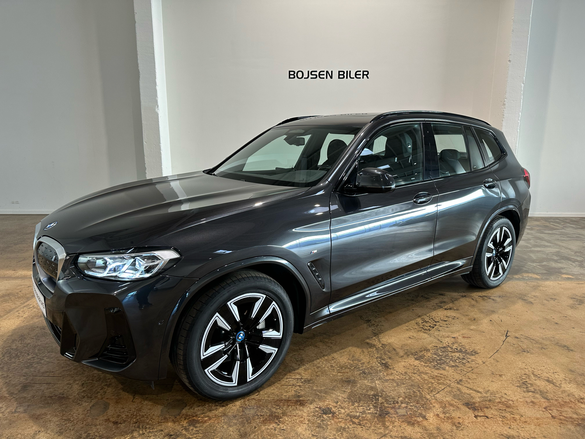 Grå BMW iX3 fra 2023 set udefra