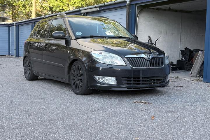 Sort Skoda Fabia fra 2013