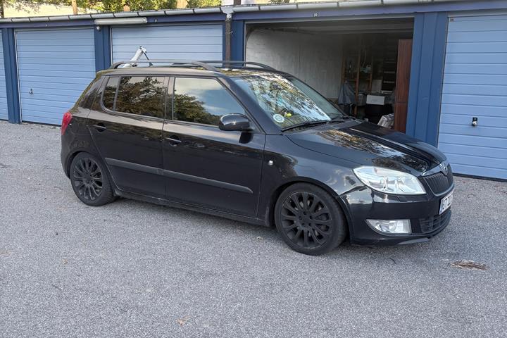 Sort Skoda Fabia fra 2013