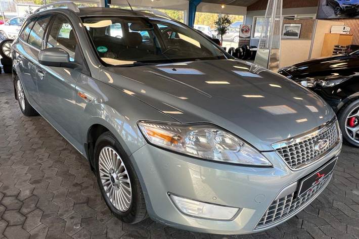 Blå Ford Mondeo fra 2007 set udefra