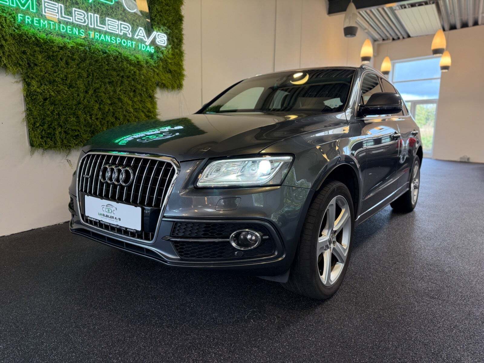 Grå Audi Q5 fra 2016 set udefra