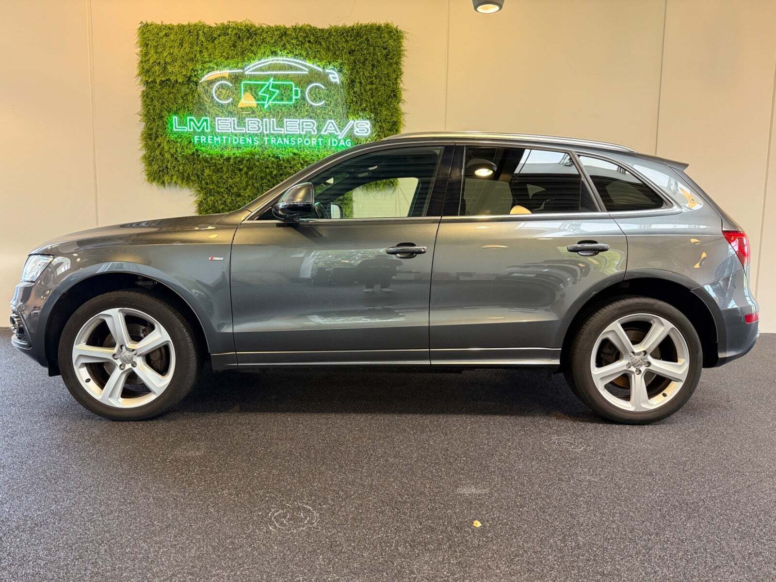 Grå Audi Q5 fra 2016