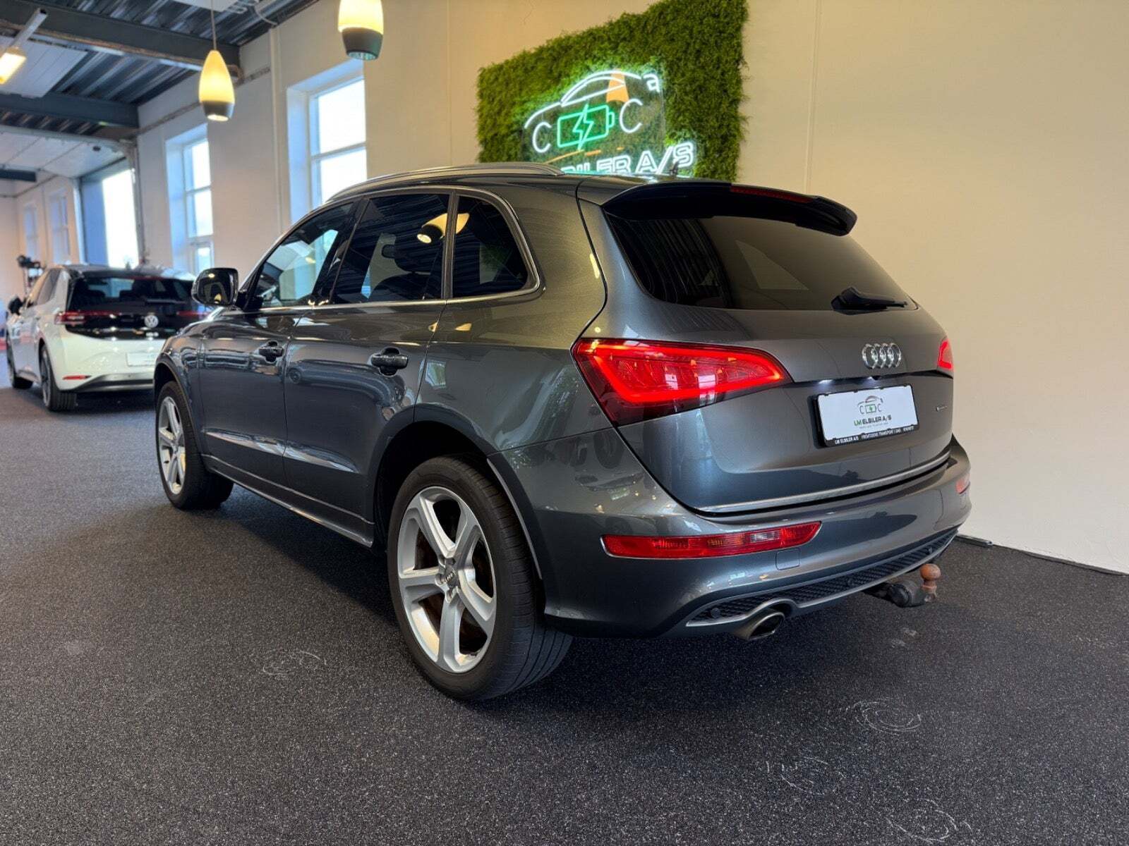 Grå Audi Q5 fra 2016
