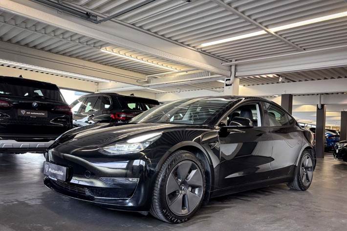 Sort Tesla Model 3 fra 2021