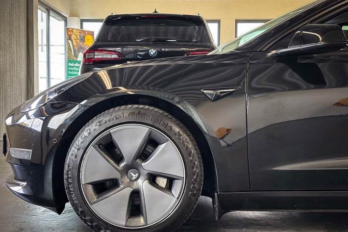 Sort Tesla Model 3 fra 2021