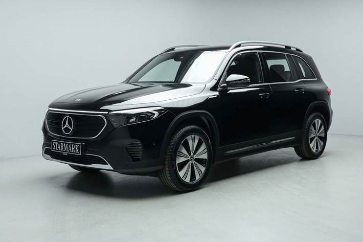 Sort Mercedes EQB250 fra 2023 set udefra