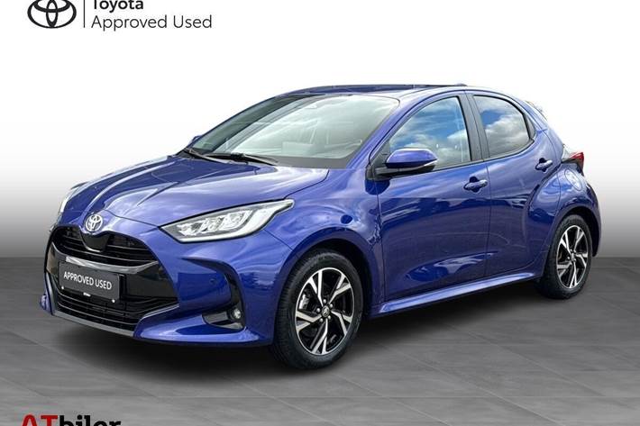 Blå Toyota Yaris fra 2024 set udefra