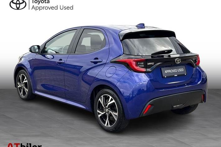 Blå Toyota Yaris fra 2024