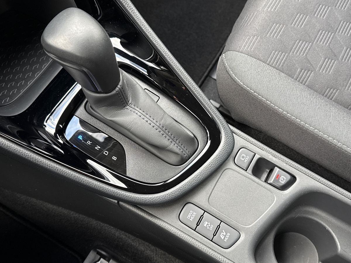 Blå Toyota Yaris fra 2024