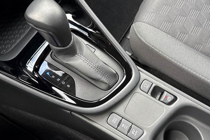 Blå Toyota Yaris fra 2024