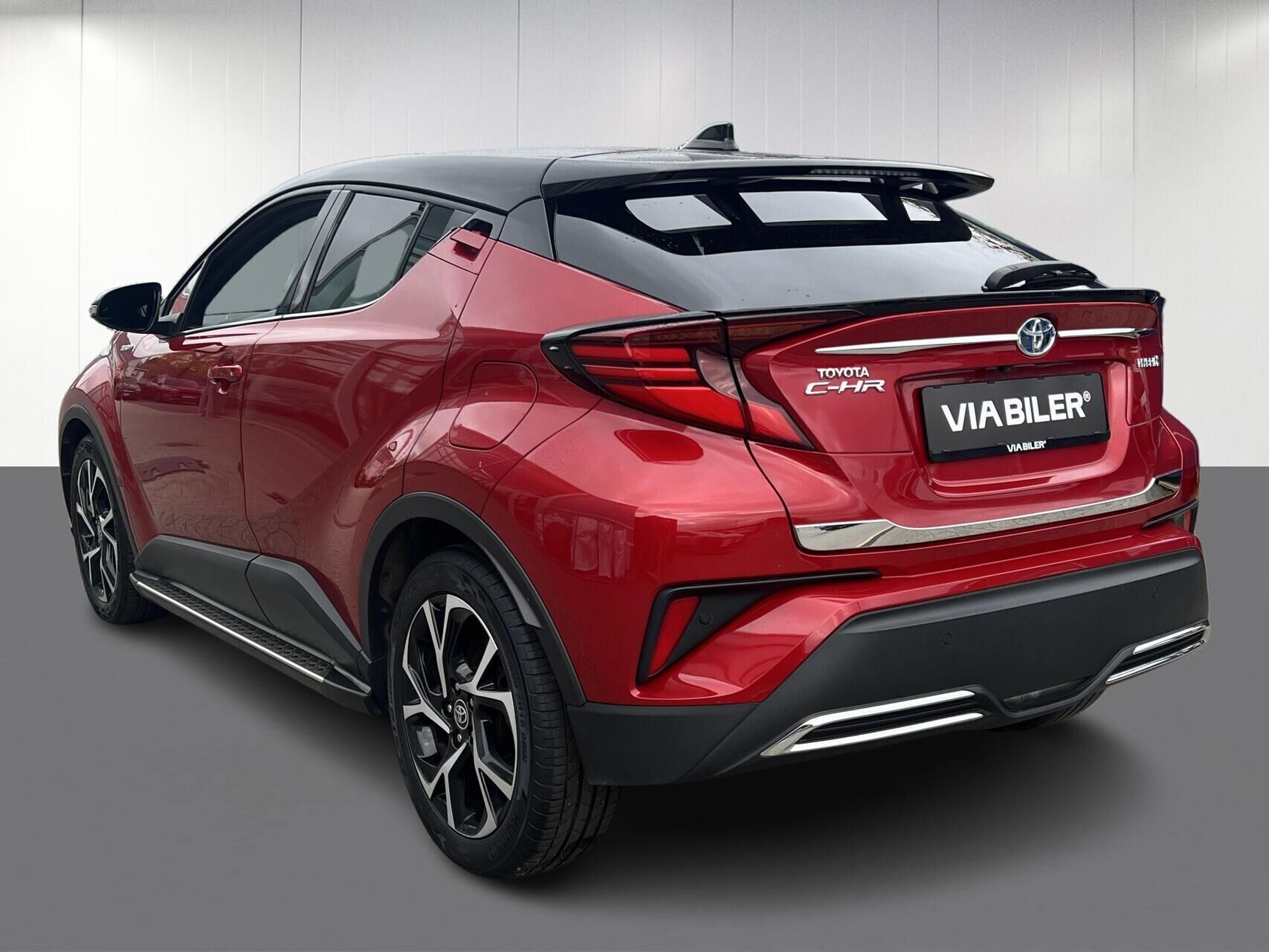 Rød Toyota C-HR fra 2019