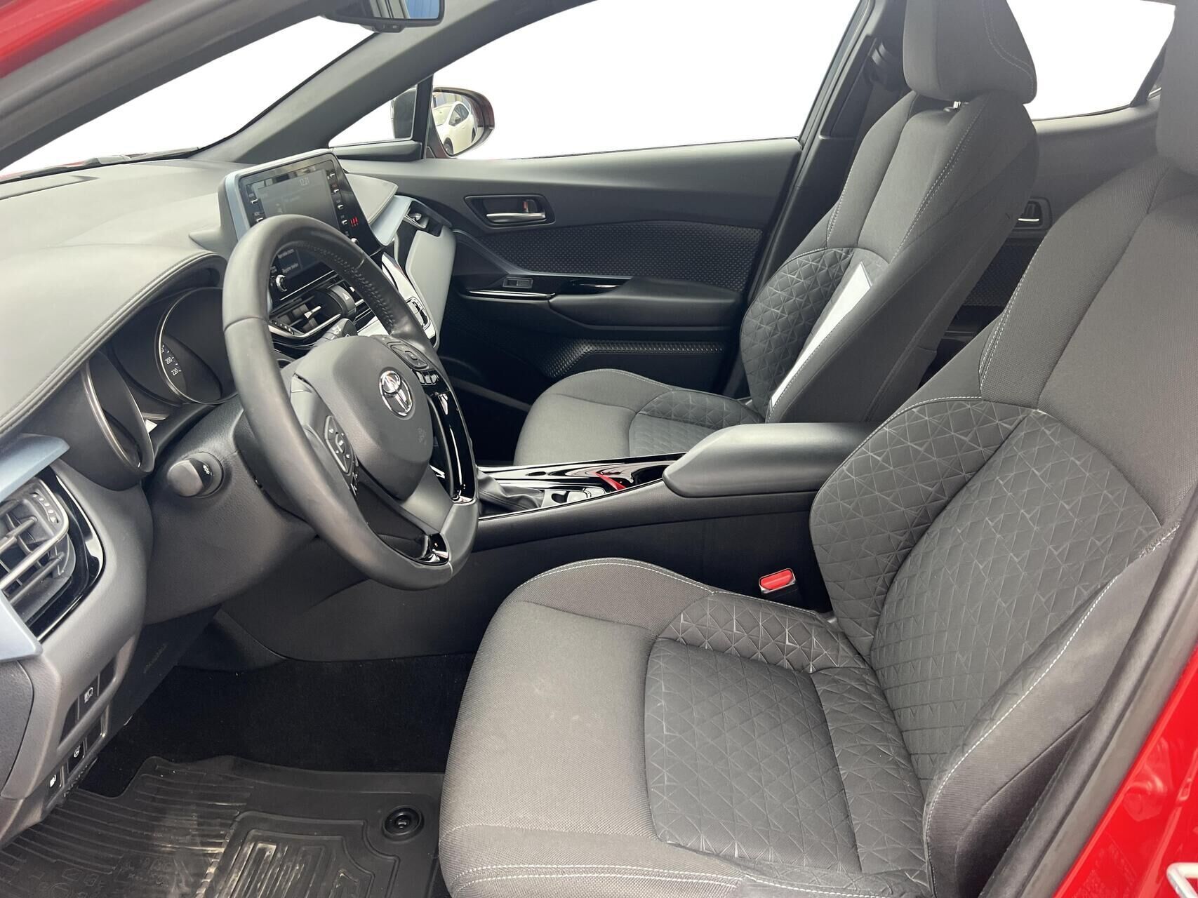 Rød Toyota C-HR fra 2019