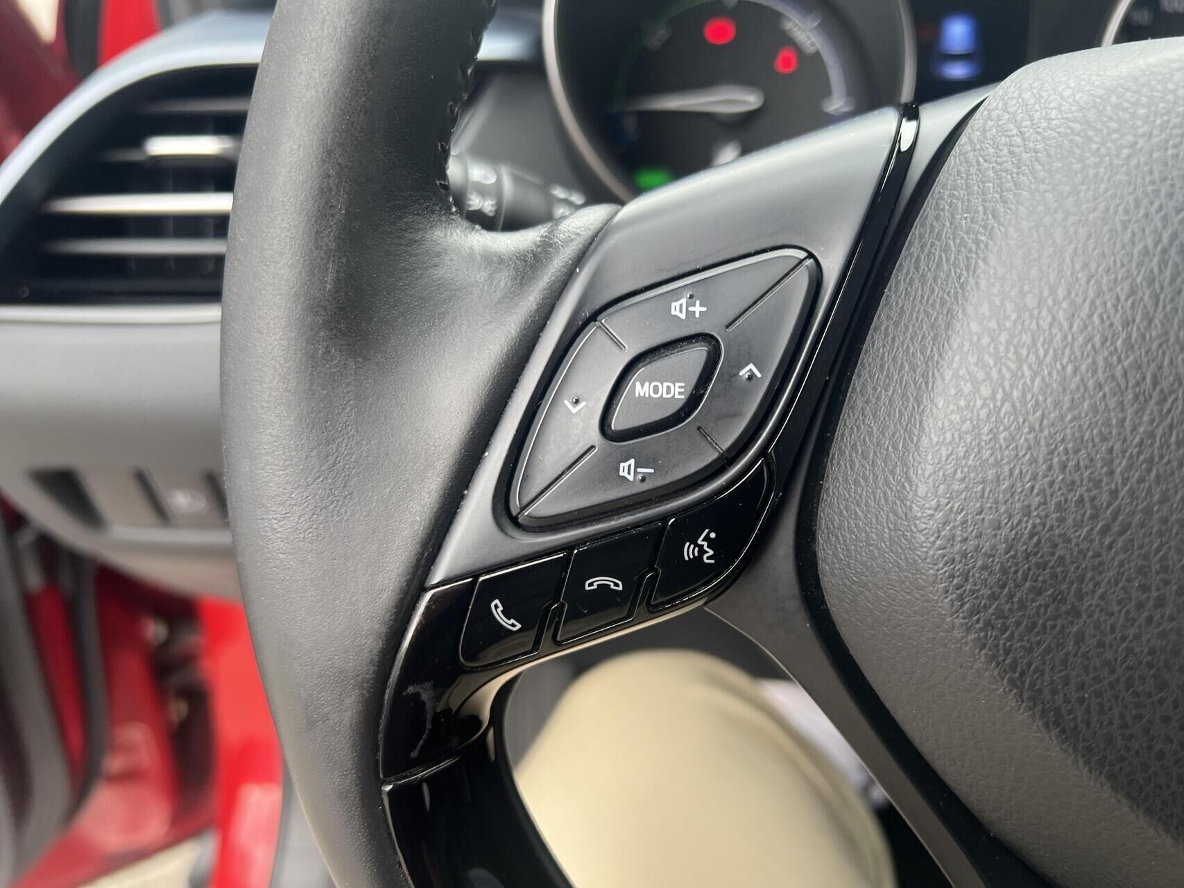 Rød Toyota C-HR fra 2019