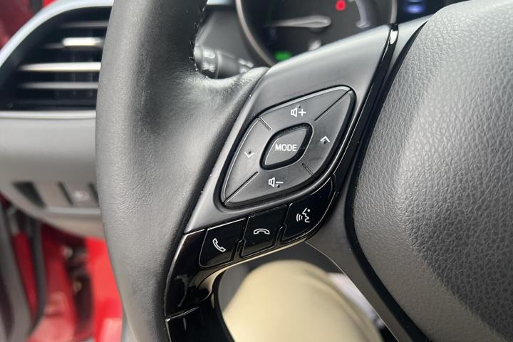 Rød Toyota C-HR fra 2019