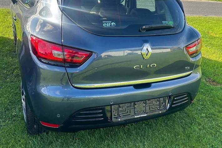 Grå Renault Clio IV fra 2016