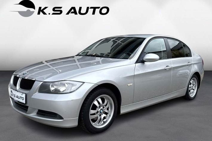 Sølv BMW 320i fra 2005 set udefra