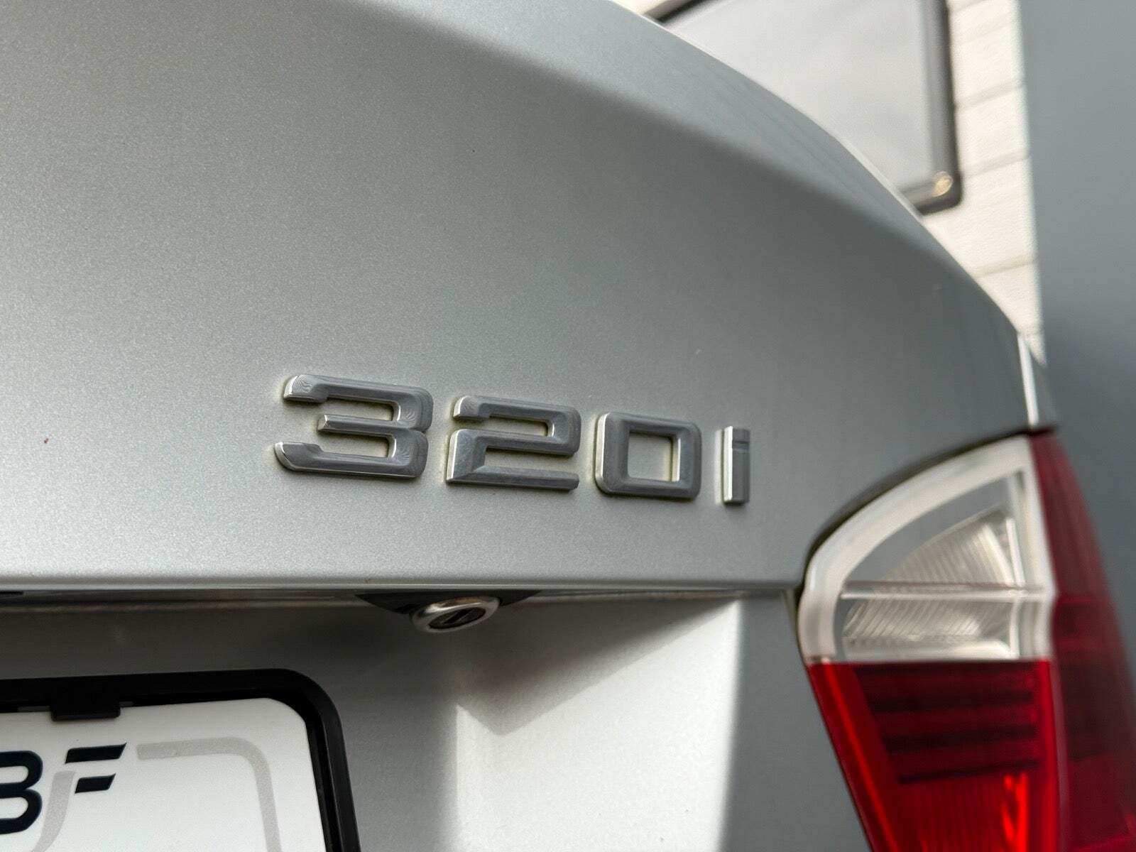 Sølv BMW 320i fra 2005