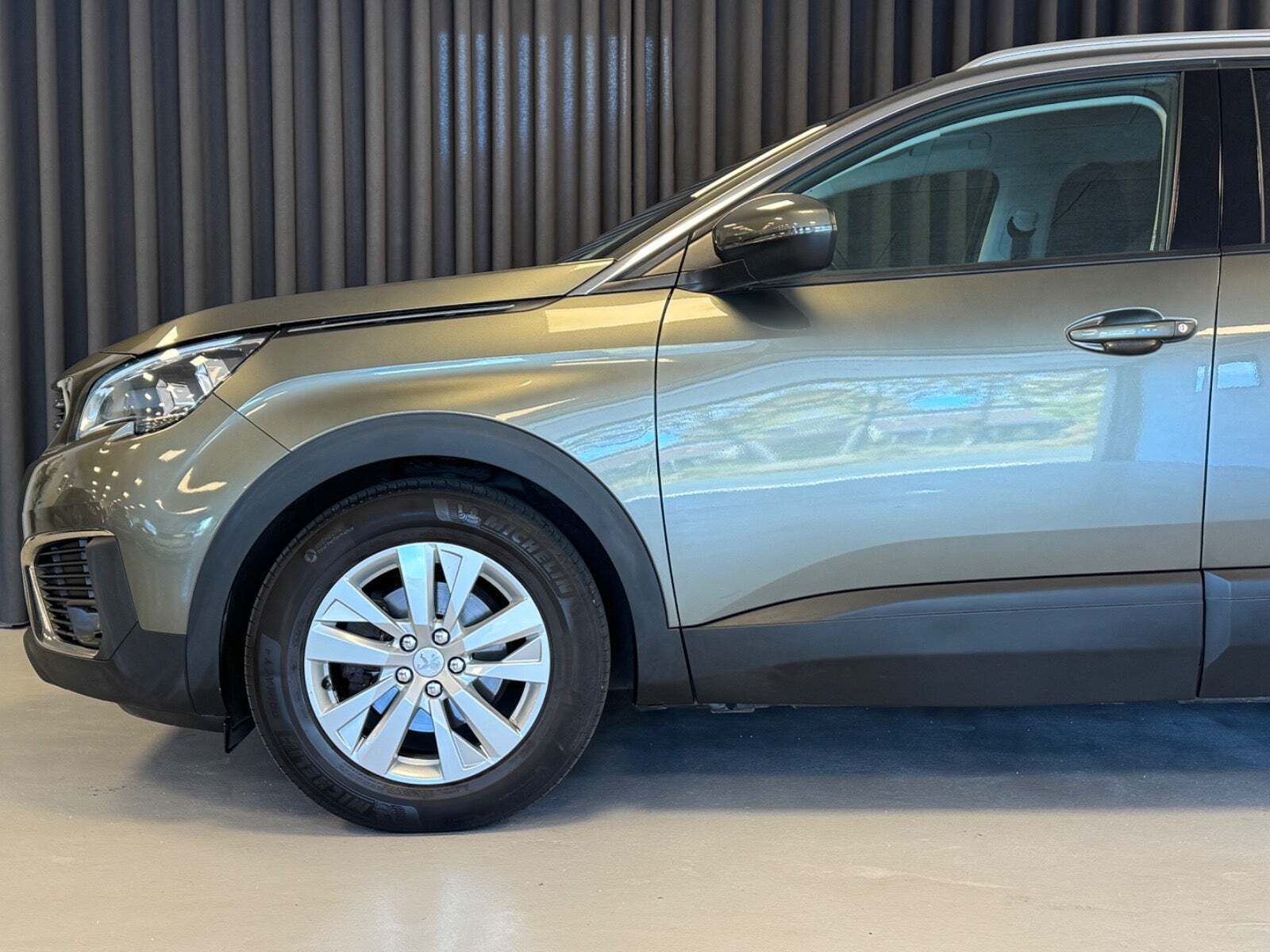 Grå Peugeot 5008 fra 2017