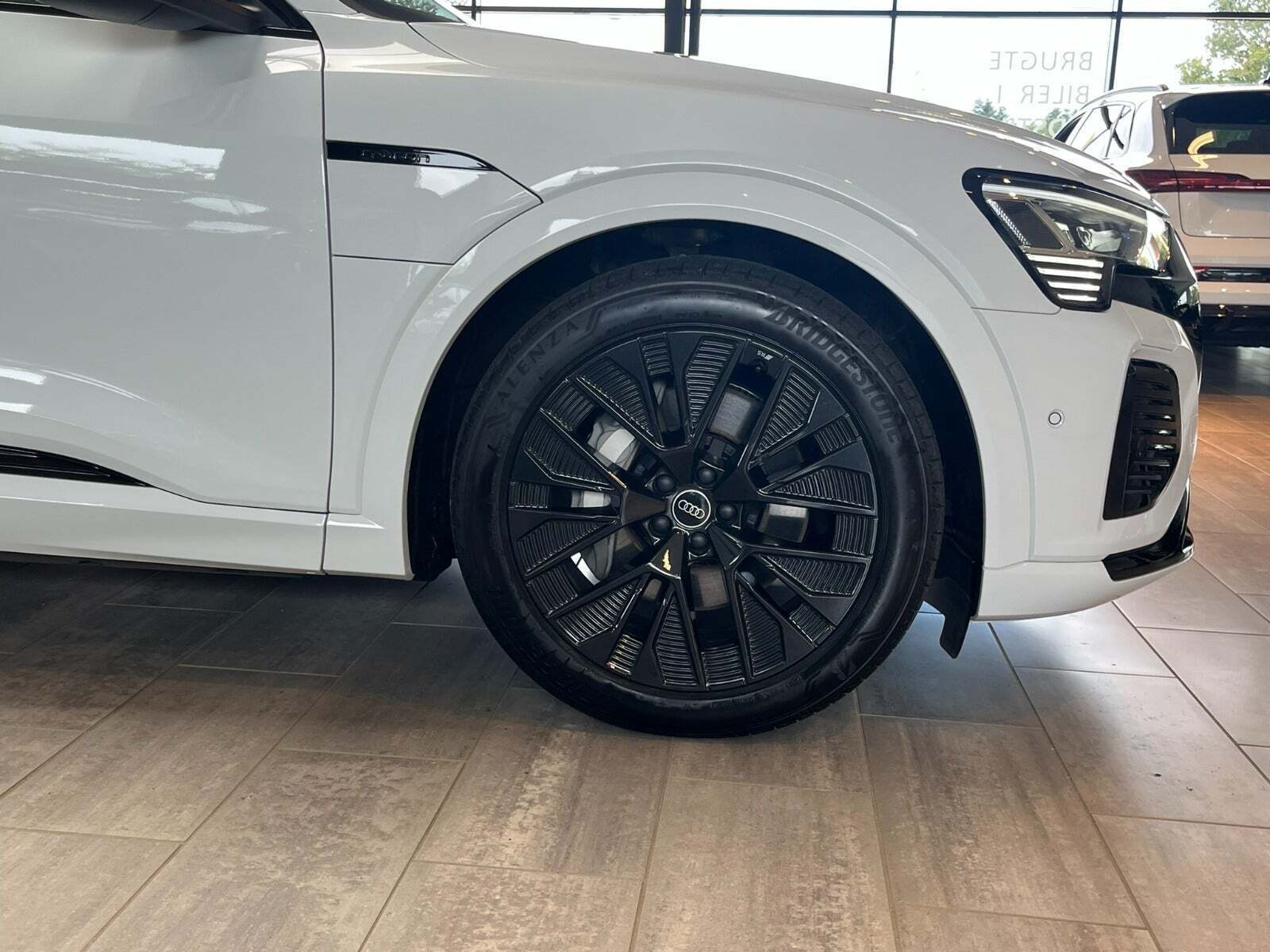 Hvid Audi Q8 e-tron fra 2024