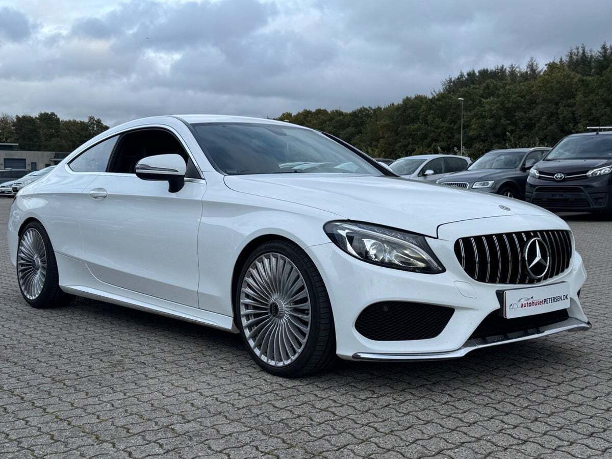 Hvid Mercedes C220 d fra 2016 set udefra