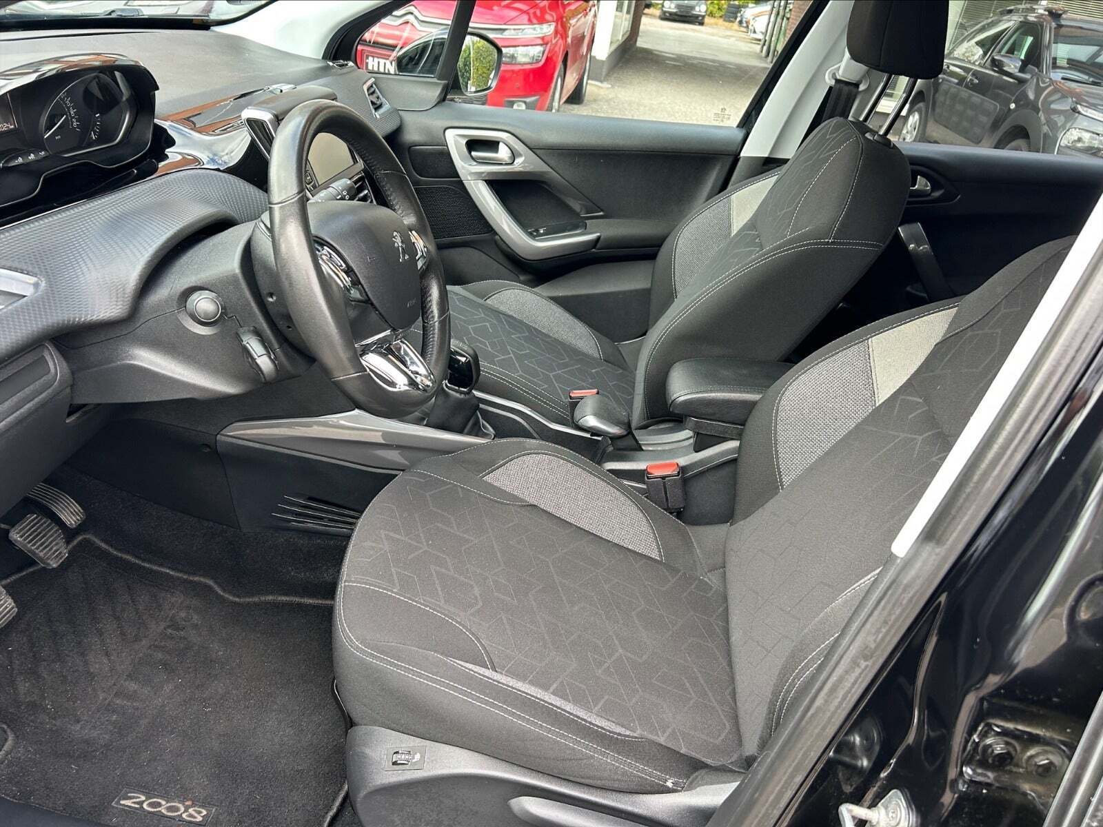 Sort Peugeot 2008 fra 2017