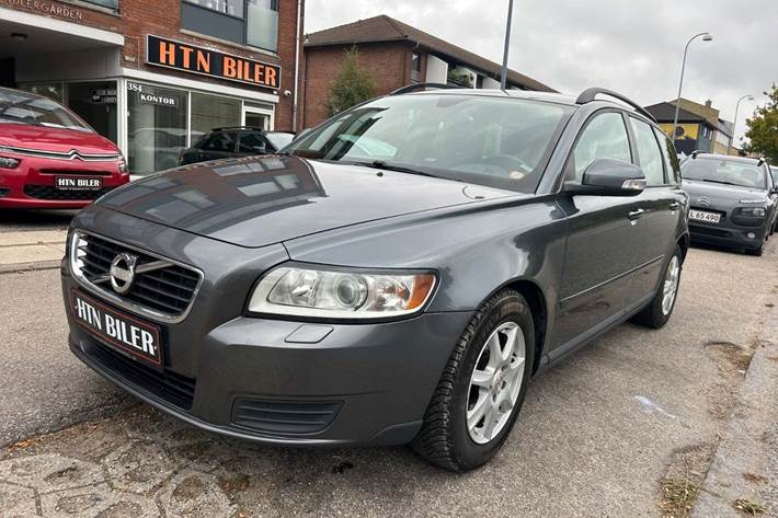 Grå Volvo V50 fra 2010 set udefra