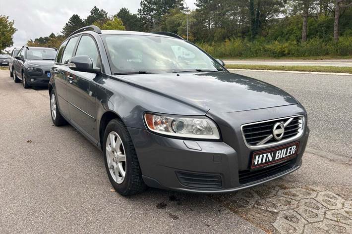 Grå Volvo V50 fra 2010 set udefra