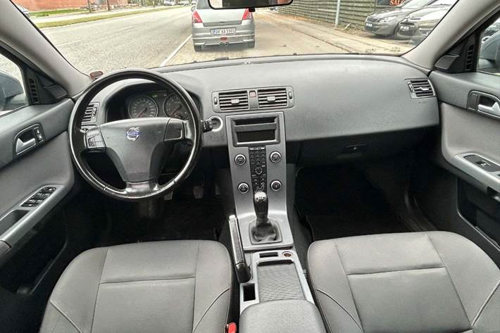 Grå Volvo V50 fra 2010 set indefra