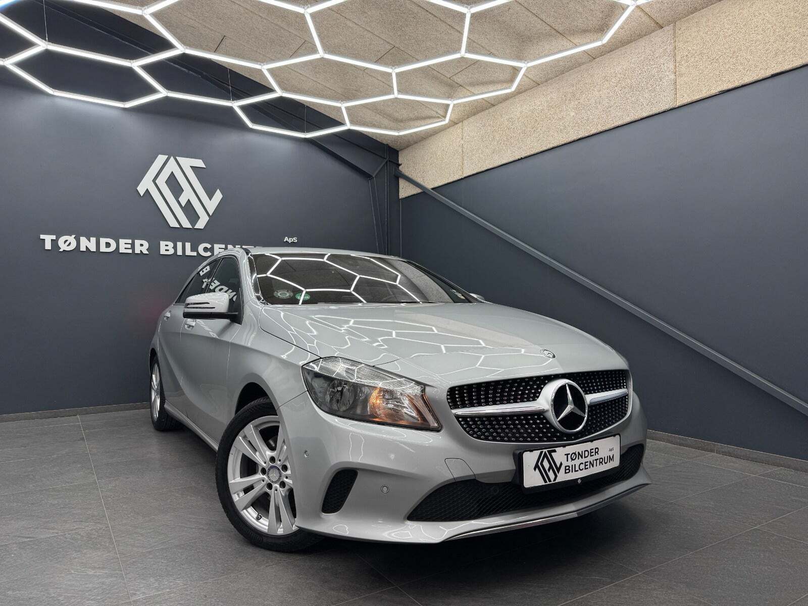 Sølv Mercedes A200 d fra 2016 set udefra