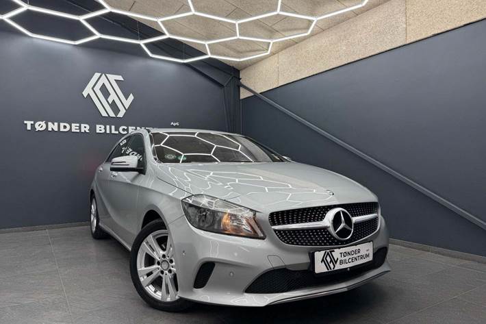 Sølv Mercedes A200 d fra 2016 set udefra