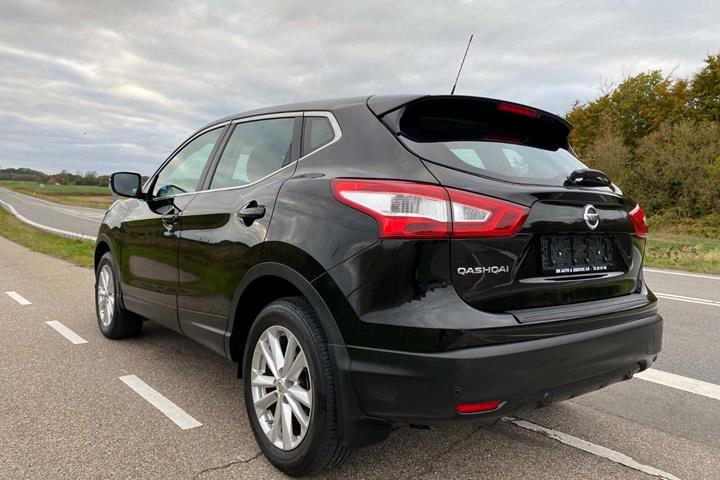 Sort Nissan Qashqai fra 2014 set udefra